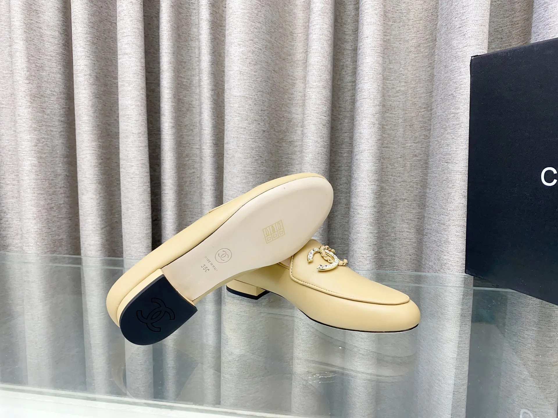 👟👟Ex-factory price 620👟👟 25Fw new spring and summer Chanel small perfume diamond double C half slippers/Loaf single shoes. Versatile style that you don’t get tired of. Super classic style. Casual with exquisiteness and stable temperament. This spring and summer is a beautiful bonus treasure! Upper: Lambskin Lining: Lambskin lining High heels: Flat soles: Italian genuine leather outsole Size: 35-39 (40 and 41 customizations are not returnable)